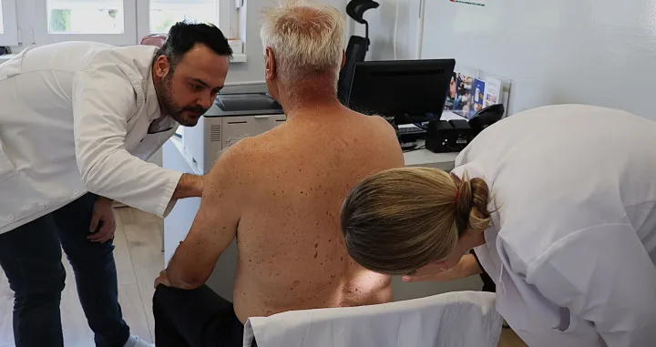 MOSTAR, 18. svibnja (FENA) - Klinika za kožne i spolne bolesti Sveučili&scaron;ne kliničke bolnice (SKB) Mostar obilježila je u ponedjeljak, u sklopu kampanje "Euromelanoma 2026", Europski dan borbe protiv melanoma organizacijom besplatnih pregleda kože s ciljem pravovremenog otkrivanja melanoma i drugih malignih tumora kože. (Foto FENA/ES)/Es