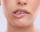 grickanje usne/