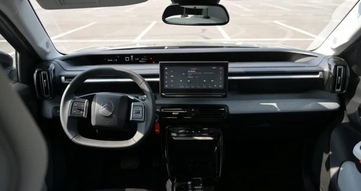 Od nekada&scaron;njeg gradskog modela, Citro&euml;n je C3 u potpunosti transformisao u moderan gradski krosover. Nova Aircross verzija dodatno pro&scaron;iruje njegovu funkcionalnost, a domaćim kupcima sada nudi i opciju s tri reda sjedi&scaron;ta, koja dodatno podiže vrijednost ovog po mnogo čemu zanimljivog automobila&hellip; adfhsdfh/