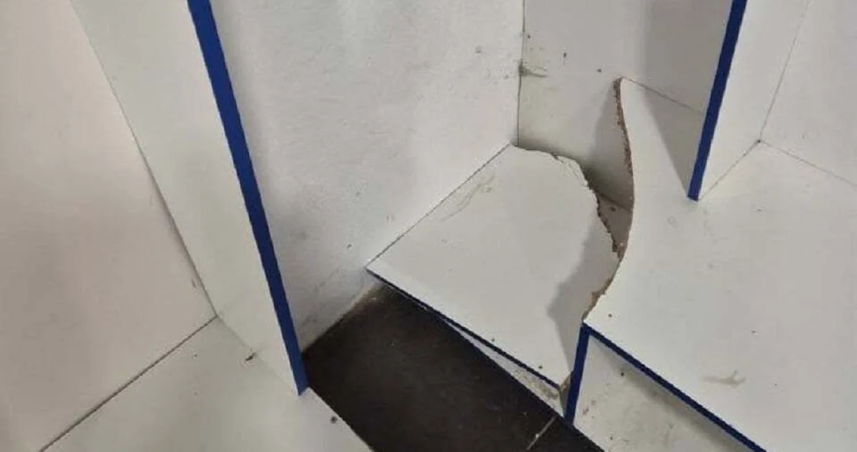Rabijene police u svlačionici (FOTO: FK Omarska)/