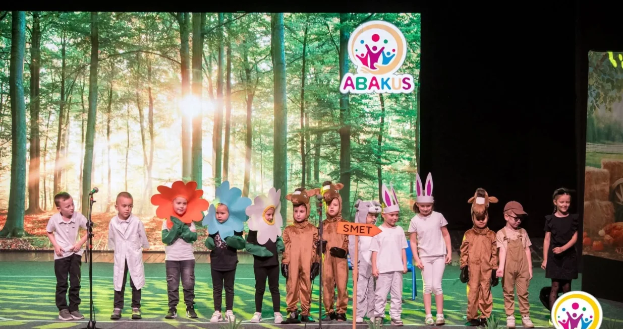 Priča o spa&scaron;enom konju obilježila je Festival za ekologiju i mir u Zenici. Kroz predstavu "Galop srca" vi&scaron;e od 200 mali&scaron;ana poslalo je poruke ljubavi prema životinjama, prirodi i svijetu koji ih okružuje/Abakus