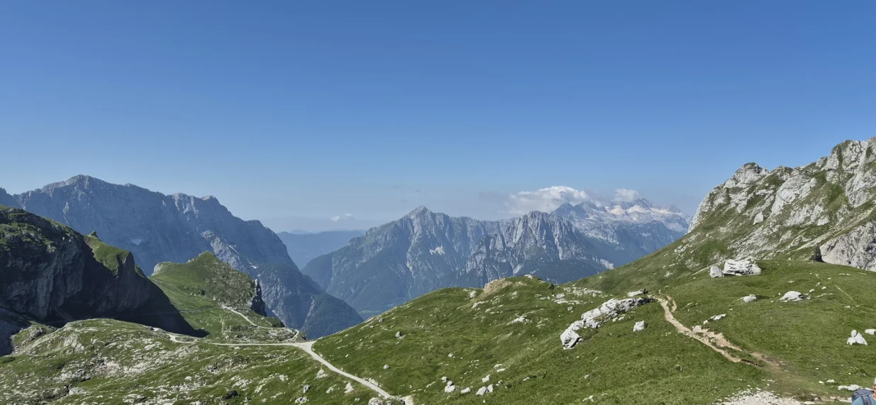 Pogled sa Slovenačke staze koja vode prema vrhu Mangart (2679mnv)/Tanja Cerić