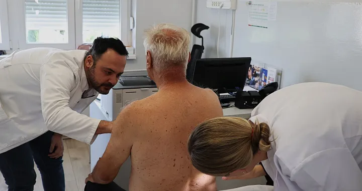 MOSTAR, 18. svibnja (FENA) - Klinika za kožne i spolne bolesti Sveučili&scaron;ne kliničke bolnice (SKB) Mostar obilježila je u ponedjeljak, u sklopu kampanje "Euromelanoma 2026", Europski dan borbe protiv melanoma organizacijom besplatnih pregleda kože s ciljem pravovremenog otkrivanja melanoma i drugih malignih tumora kože. (Foto FENA/ES)/Es