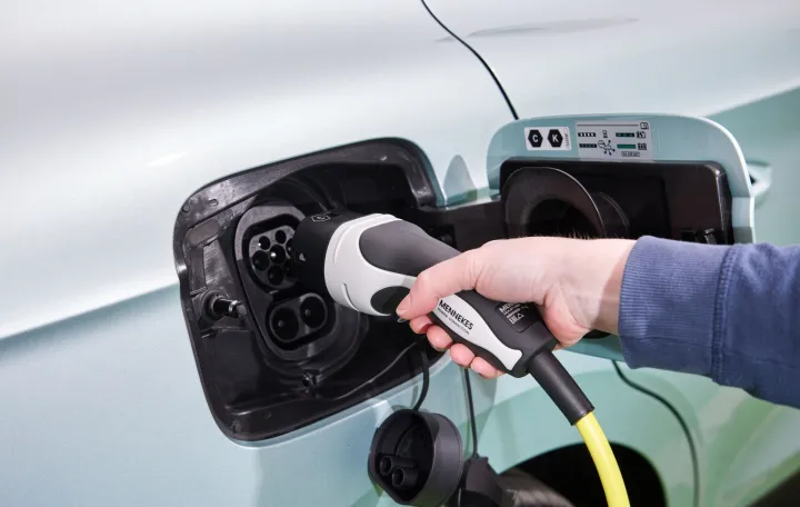 Dok električni automobili osvajaju naslovnice i dobijaju podsticaje, komprimovani prirodni gas CNG tiho gradi reputaciju goriva koje funkcioni&scaron;e. Drugim riječima, dok električna vozila nude revoluciju, CNG nudi evoluciju. Zato, otvaramo karte i analiziramo prednosti i nedostatke.../&Scaron;koda Auto