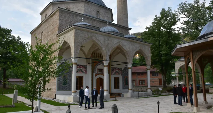 Veliki broj vjernika klanjao je jutros bajram-namaz u Aladža džamiji u Foči, jednoj od najljep&scaron;ih u Bosni i Hercegovini, ali i na Balkanu. Osim stanovnika ovog grada i okoline, najradosniji praznik u Foči su željeli dočekati i brojni Fočaci koji žive u drugim gradovima BiH. (Anadolu Agency - Anadolu Agency)/Anadolu Agency