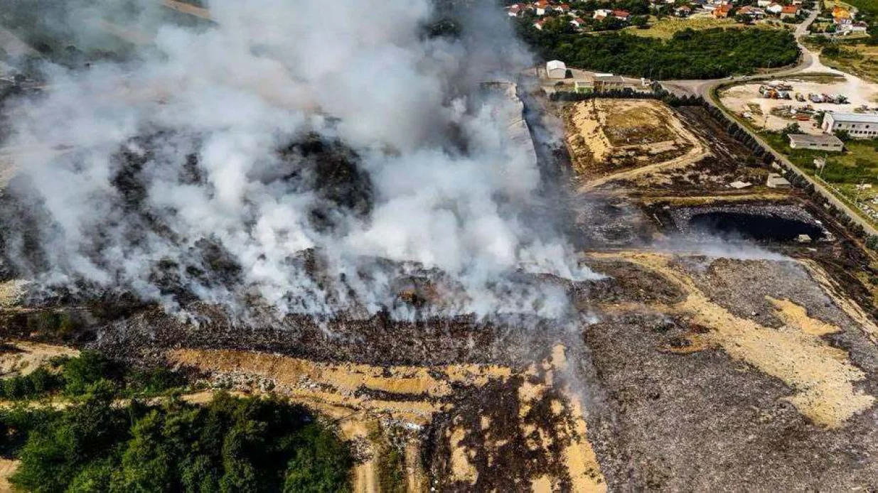 Snimak iz zraka, požar na deponiji uborak drugi dan,uborak, požar, deponija, mostar/Mostar Danas