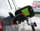 Dok električni automobili osvajaju naslovnice i dobijaju podsticaje, komprimovani prirodni gas CNG tiho gradi reputaciju goriva koje funkcioni&scaron;e. Drugim riječima, dok električna vozila nude revoluciju, CNG nudi evoluciju. Zato, otvaramo karte i analiziramo prednosti i nedostatke...adfhadfh/