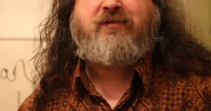 Američki programer Richard Matthew Stallman, osnivač Pokreta za slobodni softver, projekta GNU i Zadužbine za slobodni softver. Glavno dostignuće mu je GNU-ova op&scaron;ta javna licenca, najupotrebljavanija licenca za slobodni softver./Amacad