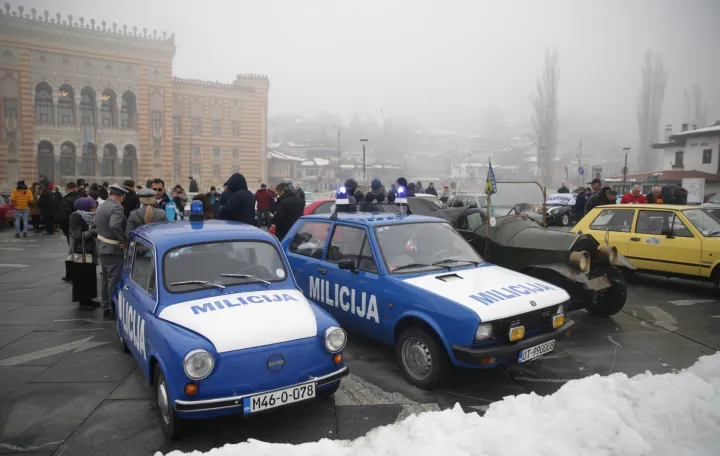 Sarajevo, BiH - 17. januar 2026: UДЌesnici Zimskog oldtimer rallyja Subotica - Sarajevo danas su u glavnom gradu Bosne i Hercegovine izloЕѕili svoje ДЌetverotoДЌkaЕЎe svim zainteresovanim ljubiteljima starih automobila.ДЊlanovi 50-ak oldtimer posada iz Srbije, MaД'arske, Rumunije, Slovenije, Hrvatske, Crne Gore i Bosne i Hercegovine u zimskim uslovima povezuju dva grada, promoviЕЎu turistiДЌku ponudu Sarajeva i BiH te jaДЌaju meД'unarodnu saradnju i prijateljstvo meД'u uДЌesnicima. Ovo je veД&Dagger; 4. meД'unarodni zimski oldtimer rally izmeД'u dva grada.Kolona je stigla u Sarajevo u petak, a danas su automobili izloЕѕeni prekoputa VijeД&Dagger;nice nakon voЕѕnje sarajevskim ulicama (Denis Zuberi - Anadolu Agency)/
