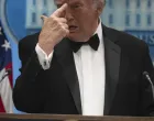 WASHINGTON DC, SJEDINJENE AMERIДЊKE DRЕЅAVE - 25. APRIL: AmeriДЌki predsjednik Donald Trump odrЕѕao je konferenciju za novinare u Bijeloj kuД&Dagger;i u Washingtonu, ubrzo nakon pucnjave na VeДЌeri dopisnika Bijele kuД&Dagger;e 25. aprila 2026. godine. (Celal GГјneЕџ - Anadolu Agency)/