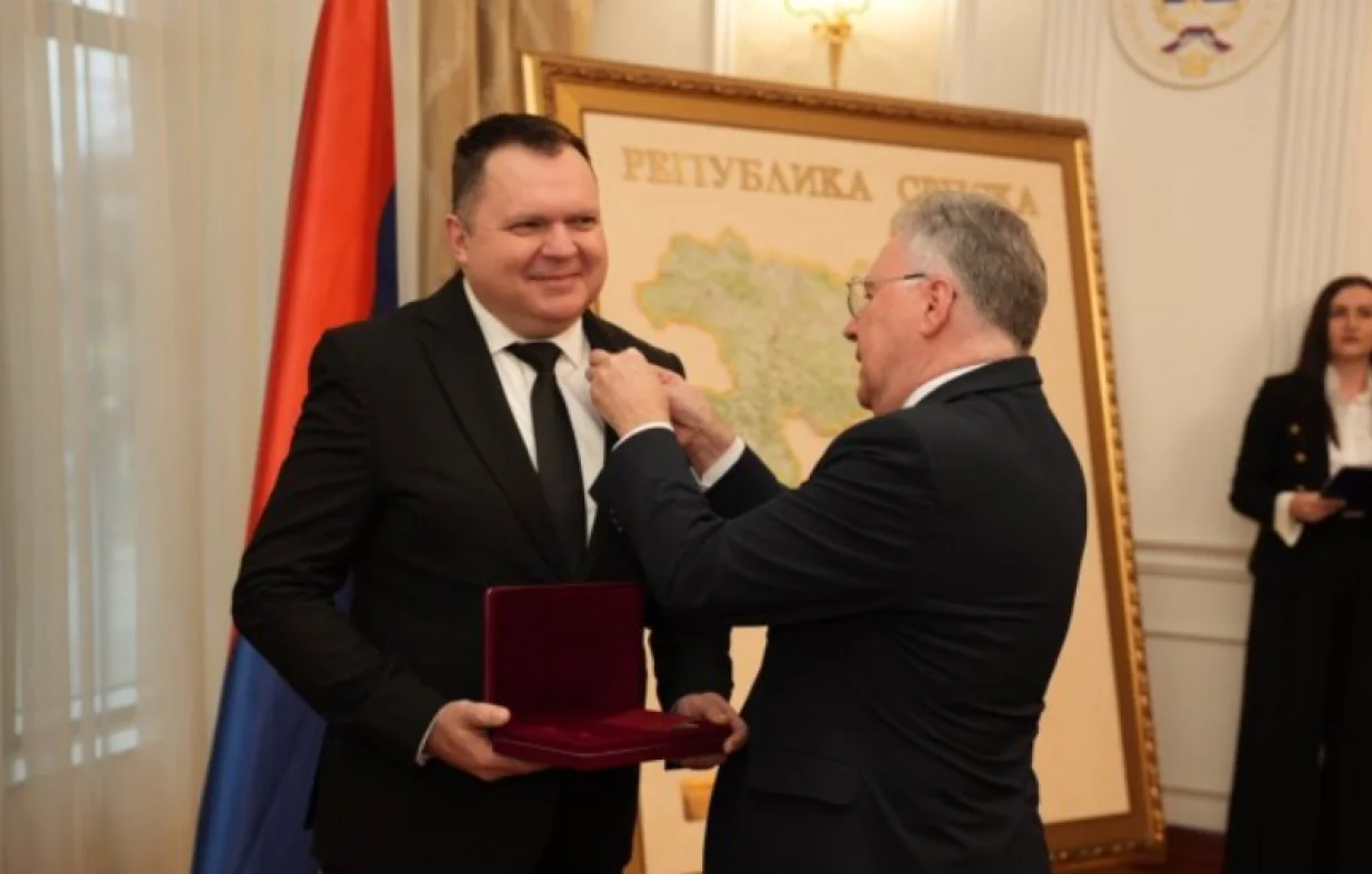 Željko Budimir, Igor Kalabuhov, uručivanje priznanja "Pu&scaron;kin"/Rtrs