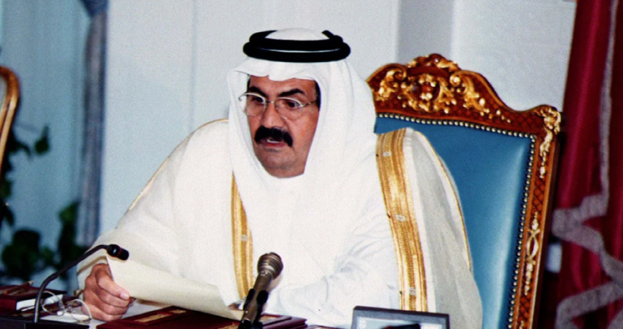 FILE PHOTO: Qatar's Emir Sheikh Hamad bin Khalifa al-Thani addresses the first meeting of his cabinet, in Doha, Qatar, October 30, 1996. REUTERS/File Photo/Staff