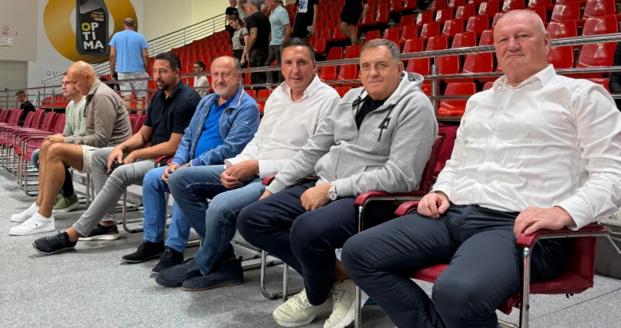 Milorad Dodik, Nedeljko Elek gledaju utakmicu/