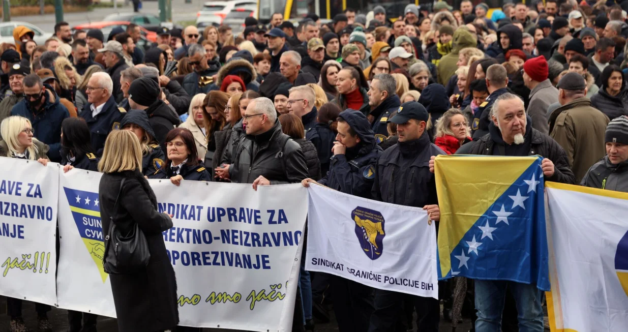 Protest sindikata državnih službenika/Fena