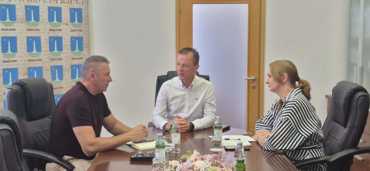 U okviru posjete Livnu održan je i sastanak predstavnika VTK BiH u Gradskoj upravi Livna s gradonačelnikom Darkom Čondrićem/