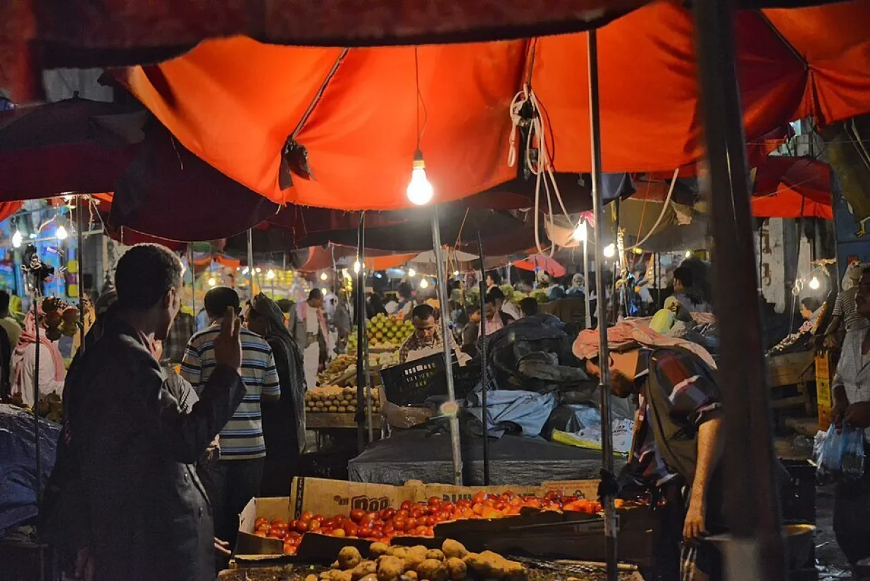 NOĆNI MARKET U HODEYDAH: Ilegalna piratska tržnica otvara se poslije ponoci/