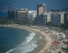 Uprkos porastu broja zaraženih koronavirusom u Brazilu i preporukama zdravstvenih autoriteta da se nastavi s održavanjem fizičke distance, na poznatim plažama Copacabani i Ipanemi u Rio de Janeiru zabilježen je veliki broj posjetilaca (Fabio Teixeira - Anadolu Agency)/Fabio Teixeira