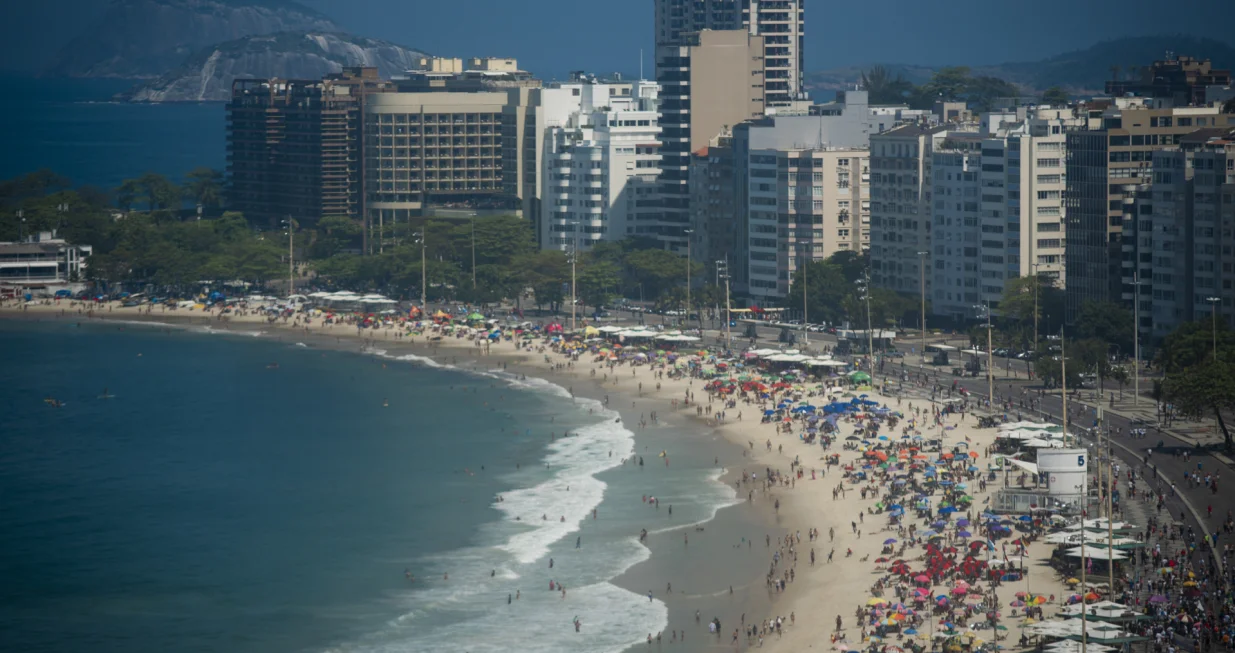 Uprkos porastu broja zaraženih koronavirusom u Brazilu i preporukama zdravstvenih autoriteta da se nastavi s održavanjem fizičke distance, na poznatim plažama Copacabani i Ipanemi u Rio de Janeiru zabilježen je veliki broj posjetilaca (Fabio Teixeira - Anadolu Agency)/Fabio Teixeira