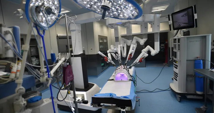epa08628876 Presentation of the 'da Vinci' robotic system in the newly established Clinical Center for Robotic Operations of the Pomeranian Medical University in Szczecin, Poland, 27 August 2020. The hospital in Szczecin is the second clinical hospital in Poland where surgeons will use this innovative technology. The medical center in Szczecin plans to use the 'da Vinci' robot for general surgery, as well as in urological and gynecological surgeries and in the treatment of patients suffering from oncological diseases. EPA/MARCIN BIELECKI POLAND OUT/Marcin Bielecki