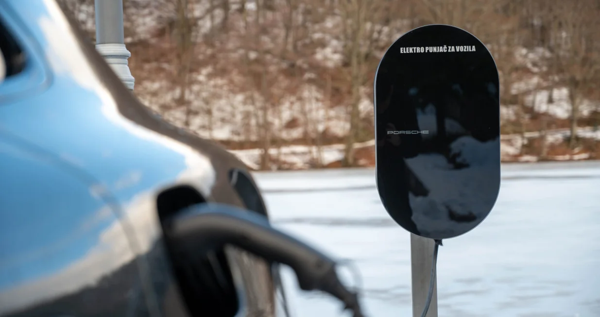 Prva generacija Macana, koja je predstavljena 2014. godine, stekla je popularnost zahvaljujući uzornoj dinamici vožnje temeljenoj na snažnim benzinskim i dizelskim motorima. Njen savremeni nasljednik mijenja pogonski koncept i postaje 100% električni automobil, ali i podiže stepen dinamike u vožnji na jo&scaron; vi&scaron;i nivo&hellip; a dfhadfha/Wiper