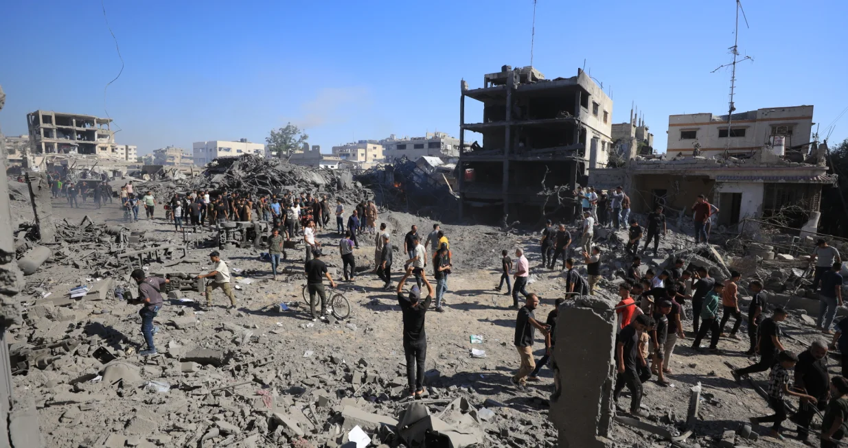 GAZA, PALESTINA - 12. JULI: Palestinci pregledavaju &scaron;iroko rasprostranjena razaranja u području uzrokovana napadom bespilotne letjelice (UAV) gdje je izraelska vojska ciljala nekoliko zgrada bespilotnom letjelicom u Industrijskoj ulici u zapadnom gradu Gazi, Gaza, Palestina, 12. jula 2026. (Khames Alrefi - Anadolu Agency)/