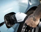 Njemačka javnost i dalje je skeptična prema električnim automobilima. Podaci najnovijih istraživanja javnog mnjenja ne idu u prilog tranziciji sa klasičnih pogonskih rje&scaron;enja na električna, jer ih većinadfhada kupaca ne želi&hellip;&nbsp;adfh/Gudrun Muschalla