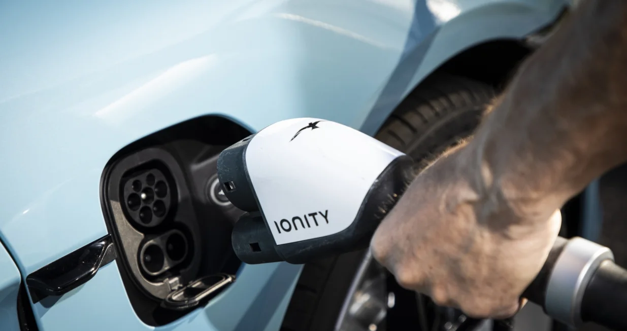 Njemačka javnost i dalje je skeptična prema električnim automobilima. Podaci najnovijih istraživanja javnog mnjenja ne idu u prilog tranziciji sa klasičnih pogonskih rje&scaron;enja na električna, jer ih većinadfhada kupaca ne želi&hellip;&nbsp;adfh/Gudrun Muschalla