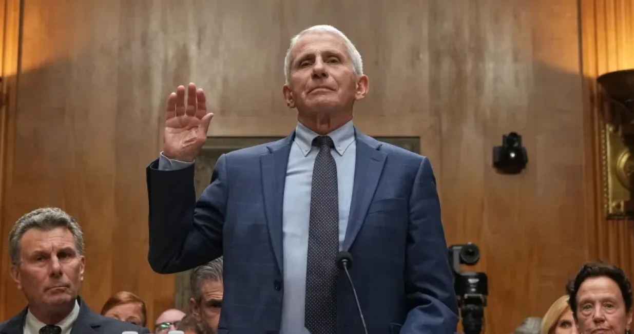 Anthony Fauci pred američkim kongresom/Allison Robbert)/