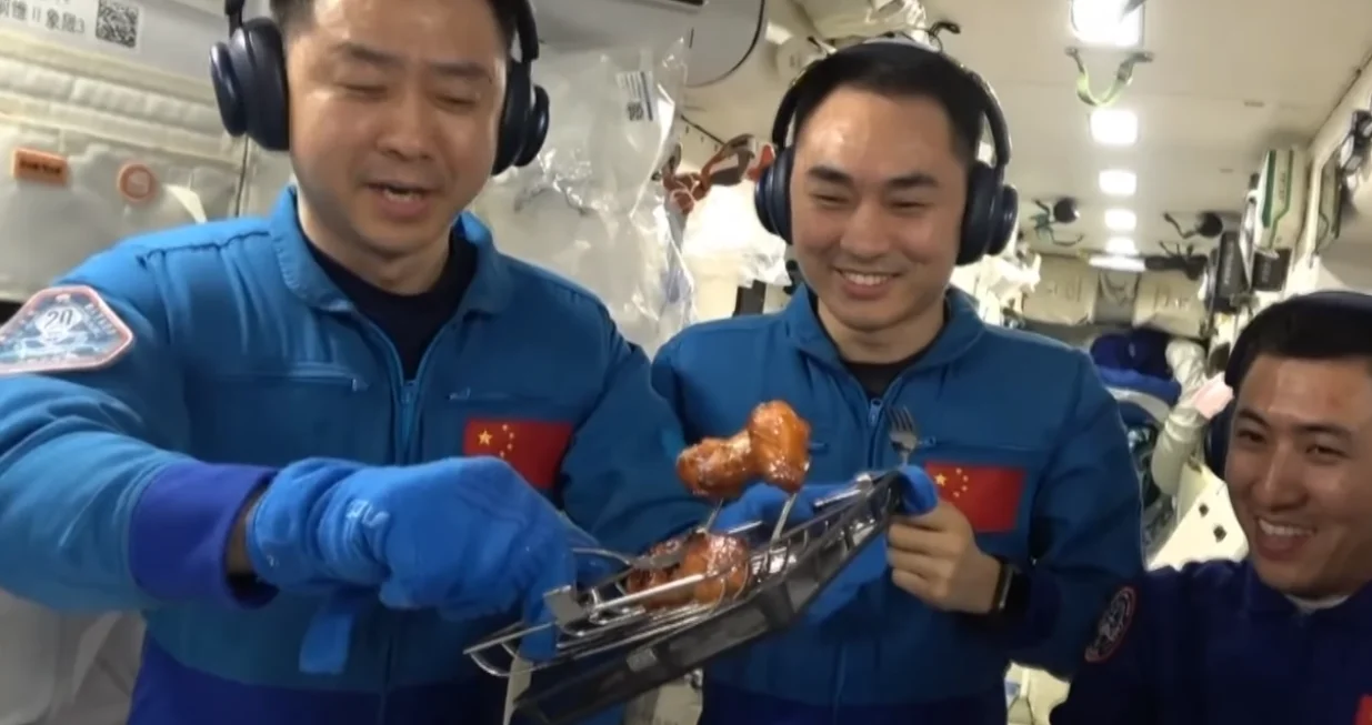 Prva ro&scaron;tilj zabava u svemiru: kineski astronauti ispekli pileća krilca na Tiangong stanici/Screenshot