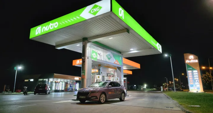 Dok električni automobili osvajaju naslovnice i dobijaju podsticaje, komprimovani prirodni gas CNG tiho gradi reputaciju goriva koje funkcioni&scaron;e. Drugim riječima, dok električna vozila nude revoluciju, CNG nudi evoluciju. Zato, otvaramo karte i analiziramo prednosti i nedostatke...adfhadfha/