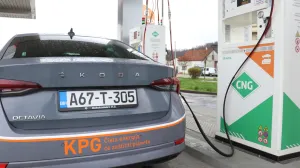 Dok električni automobili osvajaju naslovnice i dobijaju podsticaje, komprimovani prirodni gas CNG tiho gradi reputaciju goriva koje funkcioni&scaron;e. Drugim riječima, dok električna vozila nude revoluciju, CNG nudi evoluciju. Zato, otvaramo karte i analiziramo prednosti i nedostatke... adfhadfh/