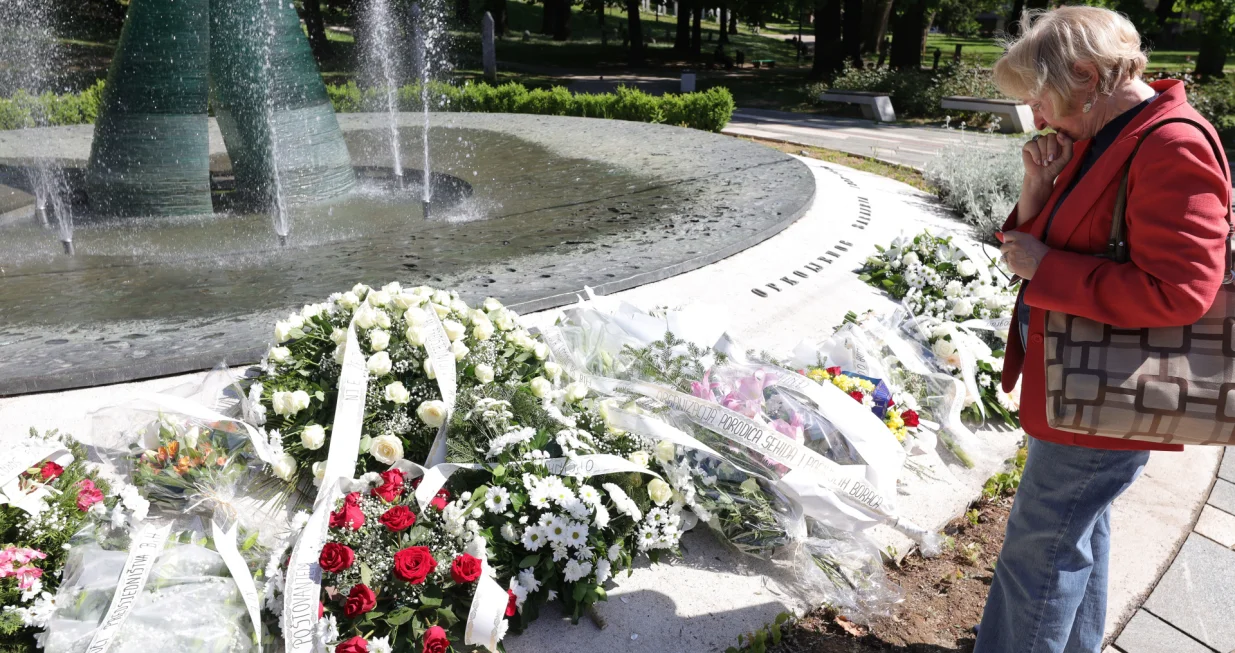 Polaganje cvijeća kod Spomen obilježja ubijenoj djeci opkoljenog Sarajeva 1992-1995., sjećanje na 1.601 ubijeno dijete tokom opsade Sarajeva/Senad Gubelić