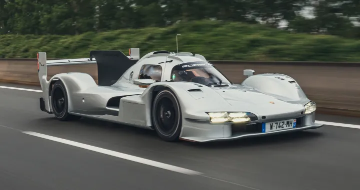 U svijetu u kojem se trkaći i drumski automobili sve vi&scaron;e razlikuju, Porsche je napravio potez koji nas vraća u zlatno doba &ndash; predstavio je 963 RSP, legalnu verziju svoje Le Mans ma&scaron;ine. 