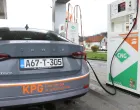 Dok električni automobili osvajaju naslovnice i dobijaju podsticaje, komprimovani prirodni gas CNG tiho gradi reputaciju goriva koje funkcioni&scaron;e. Drugim riječima, dok električna vozila nude revoluciju, CNG nudi evoluciju. Zato, otvaramo karte i analiziramo prednosti i nedostatke... adfhadfh/