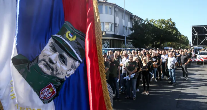 BEOGRAD, SRBIJA - 7. septembar 2026: Hiljade okupljenih u redovima u ponedjeljak ДЌekale su da obiД'u kovДЌeg s posmrtnim ostacima presuД'enog ratnog zloДЌinca Ratka MladiД&Dagger;a u Beogradu, Srbija 7. septembar 2026. godine (Filip Stevanovic - Anadolu Agency)/