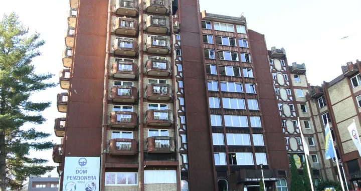 Tuzla, BiH, 5. novembar 2025: Najmanje 11 osoba je poginulo, a viЕЎe od 20 povrijeД'eno u velikom poЕѕaru koji je sinoД&Dagger; oko 20.45 sati izbio na sedmom spratu Doma penzionera u Tuzli (Ahmet Besic - Anadolu Agency)/