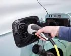 Dok električni automobili osvajaju naslovnice i dobijaju podsticaje, komprimovani prirodni gas CNG tiho gradi reputaciju goriva koje funkcioni&scaron;e. Drugim riječima, dok električna vozila nude revoluciju, CNG nudi evoluciju. Zato, otvaramo karte i analiziramo prednosti i nedostatke.../&Scaron;koda Auto