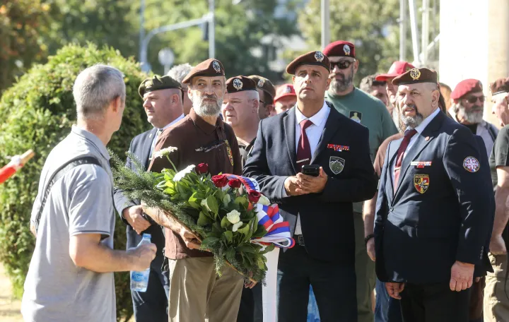 BEOGRAD, SRBIJA - 7. septembar 2026: Hiljade okupljenih u redovima u ponedjeljak ДЌekale su da obiД'u kovДЌeg s posmrtnim ostacima presuД'enog ratnog zloДЌinca Ratka MladiД&Dagger;a u Beogradu, Srbija 7. septembar 2026. godine (Filip Stevanovic - Anadolu Agency)/