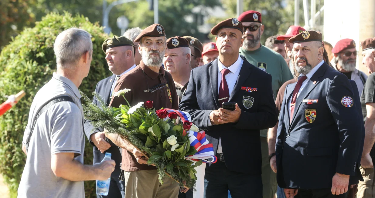 BEOGRAD, SRBIJA - 7. septembar 2026: Hiljade okupljenih u redovima u ponedjeljak ДЌekale su da obiД'u kovДЌeg s posmrtnim ostacima presuД'enog ratnog zloДЌinca Ratka MladiД&Dagger;a u Beogradu, Srbija 7. septembar 2026. godine (Filip Stevanovic - Anadolu Agency)/