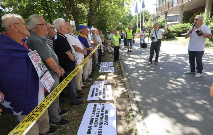 Predstavnici Saveza udruženja boraca Patriotske ligemirni protest ispred Vade FBiH/Senad Gubelić