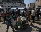 GAZA (AA) - Kriza s nesta&scaron;icom vode nastavlja se pogor&scaron;avati u Pojasu Gaze, koji je i dalje pod izraelskom blokadom i kontinuiranim napadima.Cisterne dolaze u kamp u gradu Gaza i distribuira vodu raseljenim Palestincima.Palestinci u Gazi, čija je infrastruktura te&scaron;ko o&scaron;tećena kao rezultat izraelskih napada, imaju pote&scaron;koća s pristupom vodi za piće. Većina stanovni&scaron;tva suočava se s ozbiljnom nesta&scaron;icom vode zbog uni&scaron;tavanja bunara i rezervoara za vodu.Stalna nesta&scaron;ica vode otežava svakodnevni život stanovnicima, dodatno pogor&scaron;avajući humanitarnu krizu u regiji. (Abdalhkem Abu Riash - Anadolu Agency)/