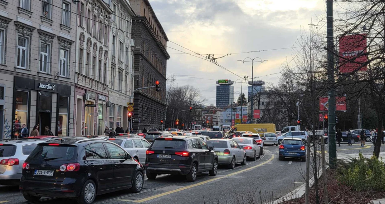 Gužve u saobraćaju nakon &scaron;to je tramvaj izletio iz &scaron;ina/Nedim Fetahović