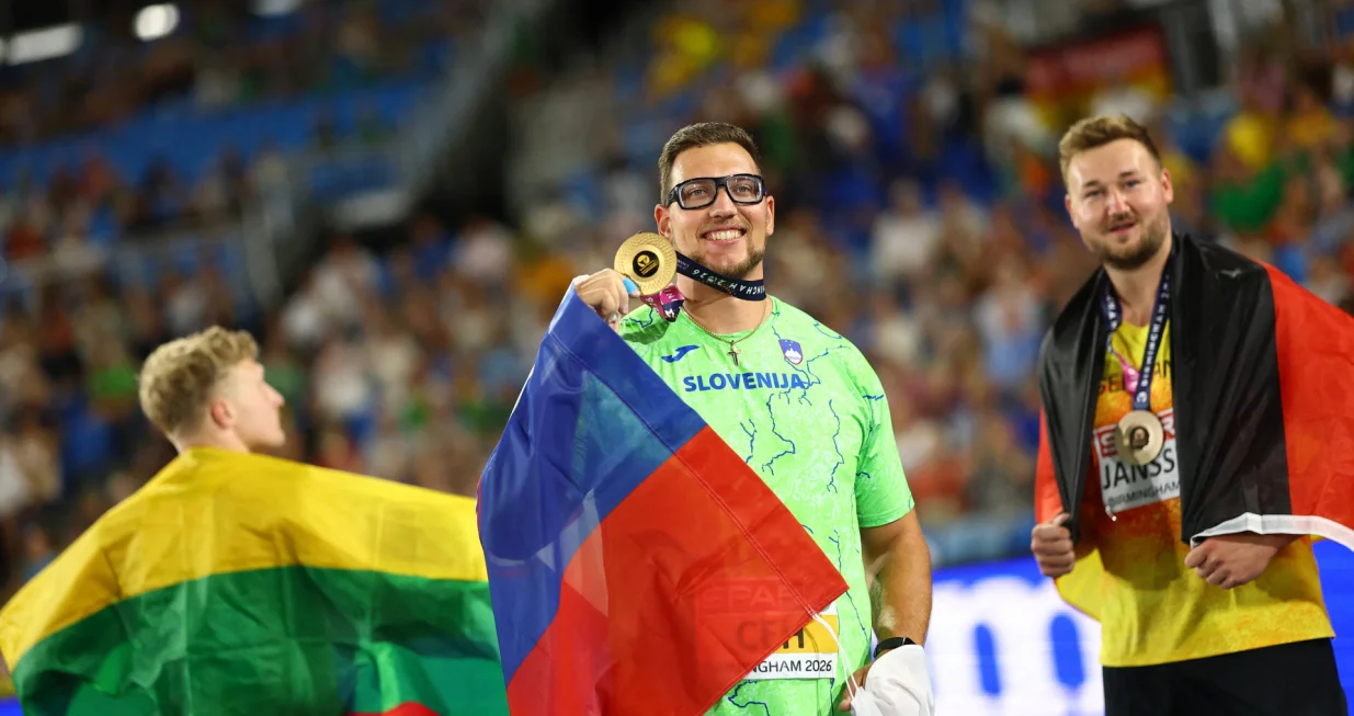 Athletics - European Athletics Championships - Alexander Stadium, Birmingham, Britain - August 13, 2026 Gold medallist Slovenia's Kristjan Ceh celebrates winning the Men's Discus Throw Final with silver medallist Lithuania's Mykolas Alekna and bronze medallist Germany's Henrik Janssen REUTERS/Hannah Mckay/Hannah Mckay