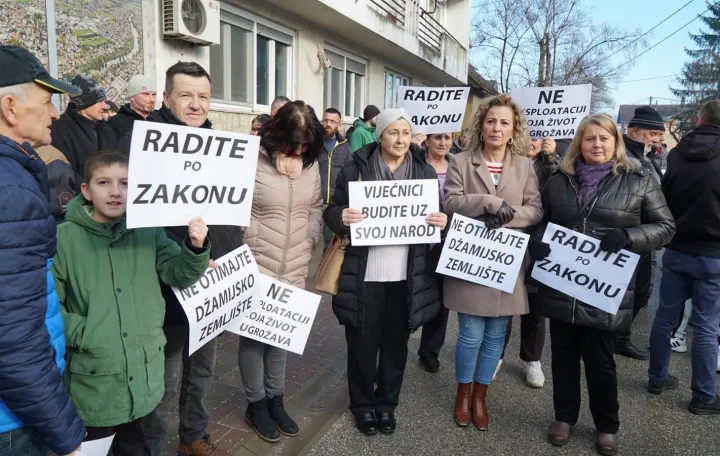 Protesti udruženja Život na uglju protiv eksploatacije mrkog uglja u Kamengradu/