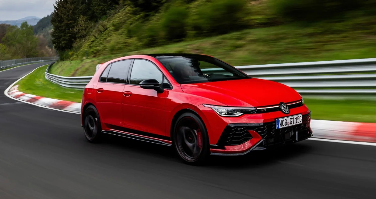 Pola vijeka je pro&scaron;lo otkako je prvi Volkswagen Golf GTI 1976. godine iza&scaron;ao na scenu i pokrenuo revoluciju među sportskim kompaktima... asdhaqdfhadfh/