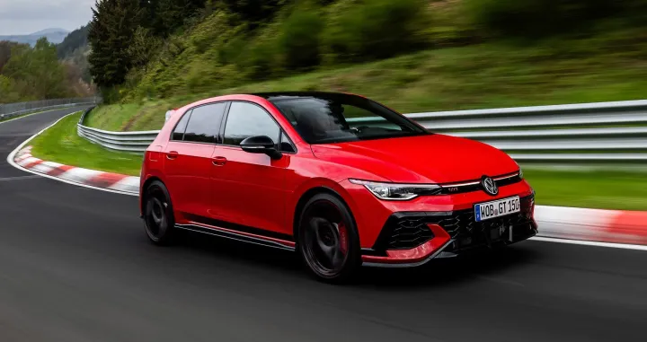 Pola vijeka je pro&scaron;lo otkako je prvi Volkswagen Golf GTI 1976. godine iza&scaron;ao na scenu i pokrenuo revoluciju među sportskim kompaktima... asdhaqdfhadfh/