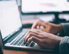 Budite oprezni kome se obraćate putem interneta/ Ilustracija - Unsplash/