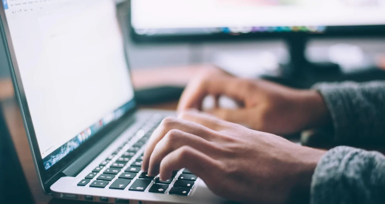 Budite oprezni kome se obraćate putem interneta/ Ilustracija - Unsplash/