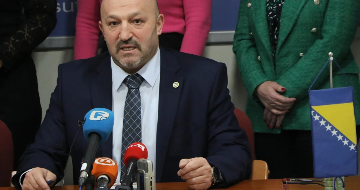 Pres-konferencija Samostalnog sindikata državnih službenika i namje&scaron;tenika u organima državne službe, sudskoj vlasti i javnim ustanovama u FBiH potpisivanje sporazuma. Samir Kurtović/Senad Gubelić