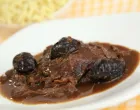 junetina s vrganjima u crnom vinu/